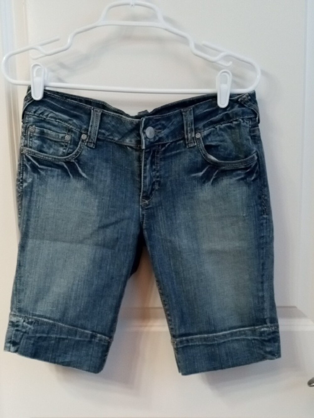 Amethyst Jeans Women's Washed Blue Rolled-Hem Denim Shorts. Sz 9 Juniors